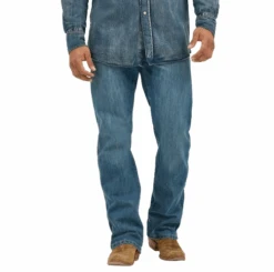 Wrangler Men's Relaxed Fit Retro Bootcut Jean